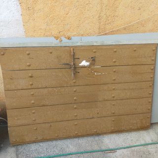 Puerta antigua con cerrojo