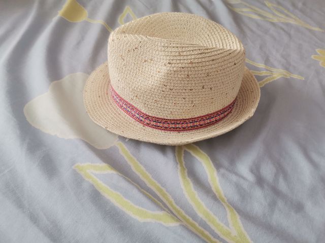 Gorra beige cinta fuscia y lentejuelas doradas