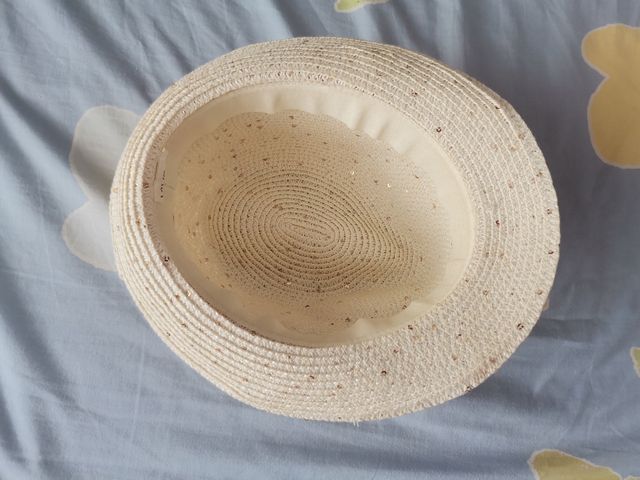 Gorra beige cinta fuscia y lentejuelas doradas