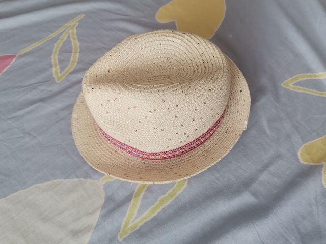 Gorra beige cinta fuscia y lentejuelas doradas