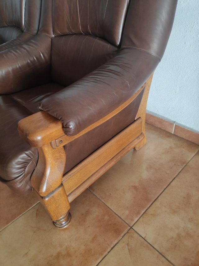Sofás madera y piel muy antiguos 
