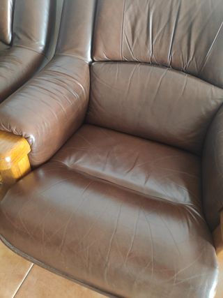 Sofás madera y piel muy antiguos