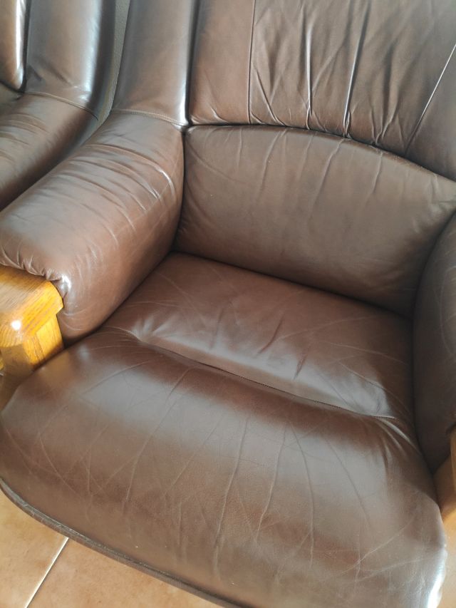 Sofás madera y piel muy antiguos 