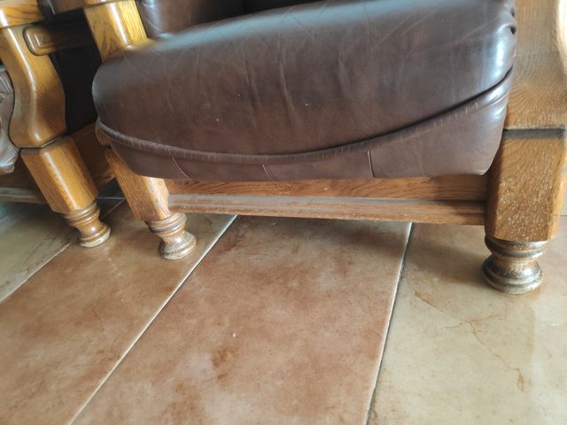 Sofás madera y piel muy antiguos 