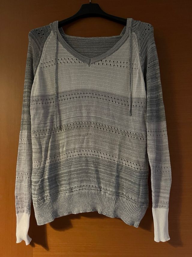 Maglioncino leggero a righe con cappuccio