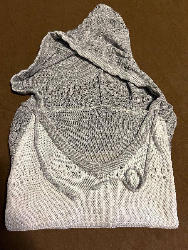 Maglioncino leggero a righe con cappuccio