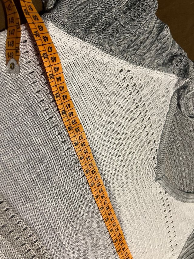 Maglioncino leggero a righe con cappuccio