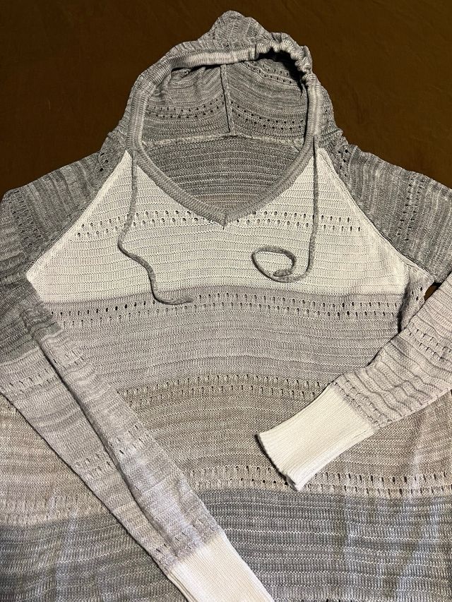 Maglioncino leggero a righe con cappuccio