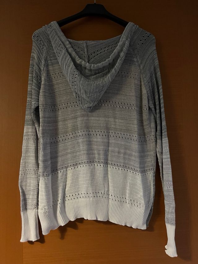 Maglioncino leggero a righe con cappuccio