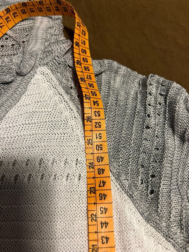 Maglioncino leggero a righe con cappuccio