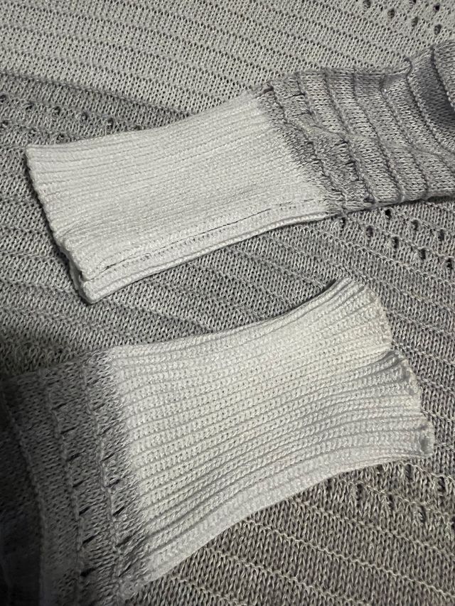 Maglioncino leggero a righe con cappuccio