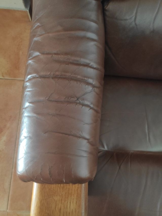 Tresillo madera y piel muy antiguo 