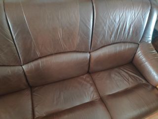 Tresillo madera y piel muy antiguo