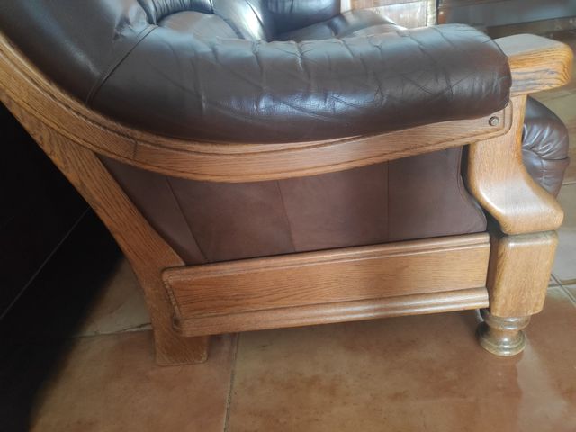 Tresillo madera y piel muy antiguo 