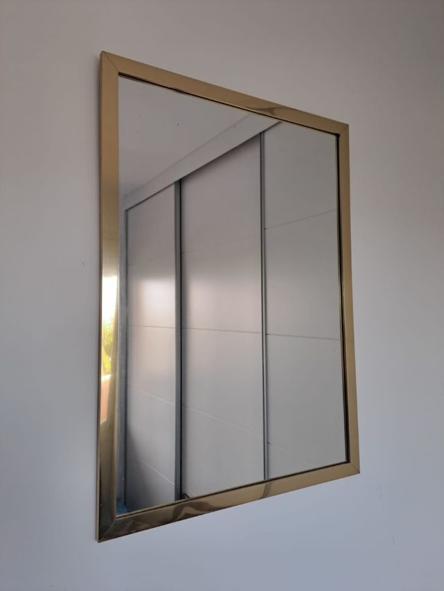 Espejo borde de madera dorada