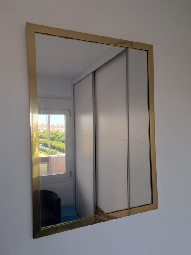 Espejo borde de madera dorada