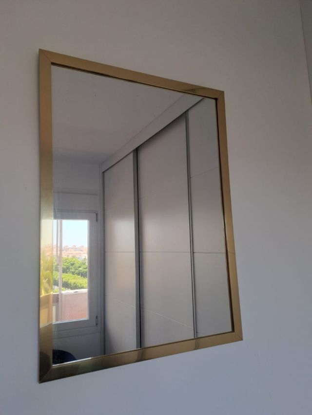 Espejo borde de madera dorada