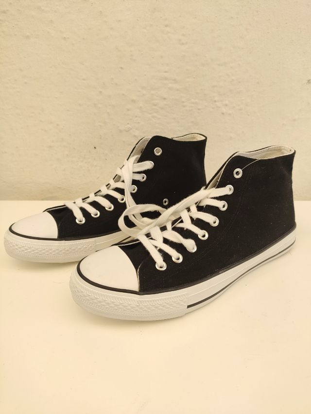 Sneakers in tela bianche e nere.