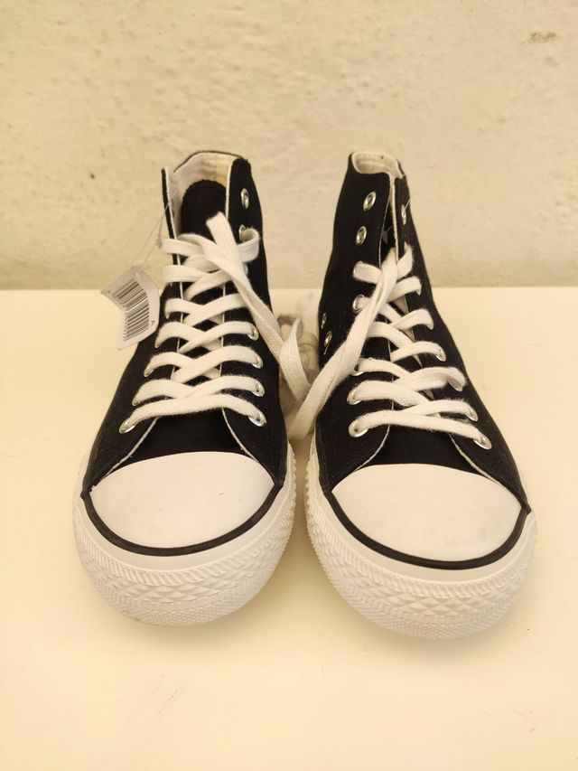 Sneakers in tela bianche e nere.