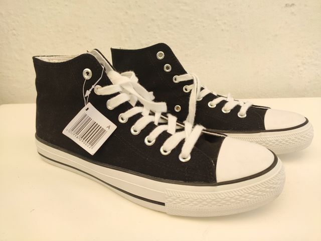 Sneakers in tela bianche e nere.