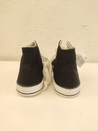 Zapatillas Lona negras y blancas.