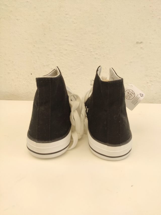 Sneakers in tela bianche e nere.