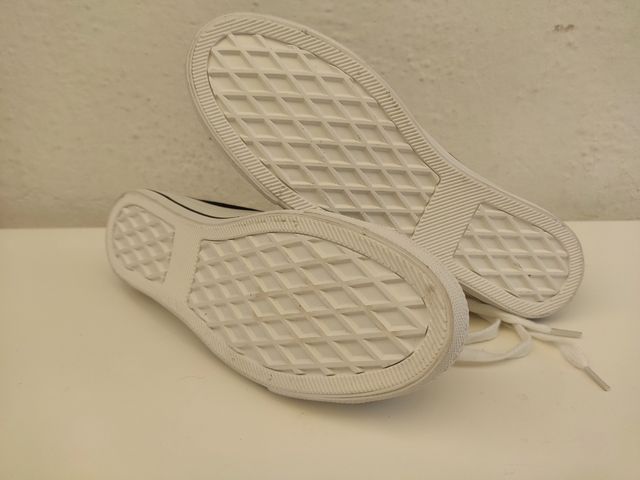 Sneakers in tela bianche e nere.