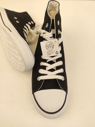 Zapatillas Lona negras y blancas.