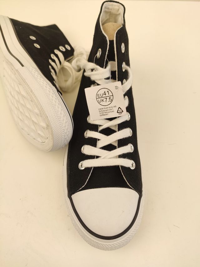 Sneakers in tela bianche e nere.