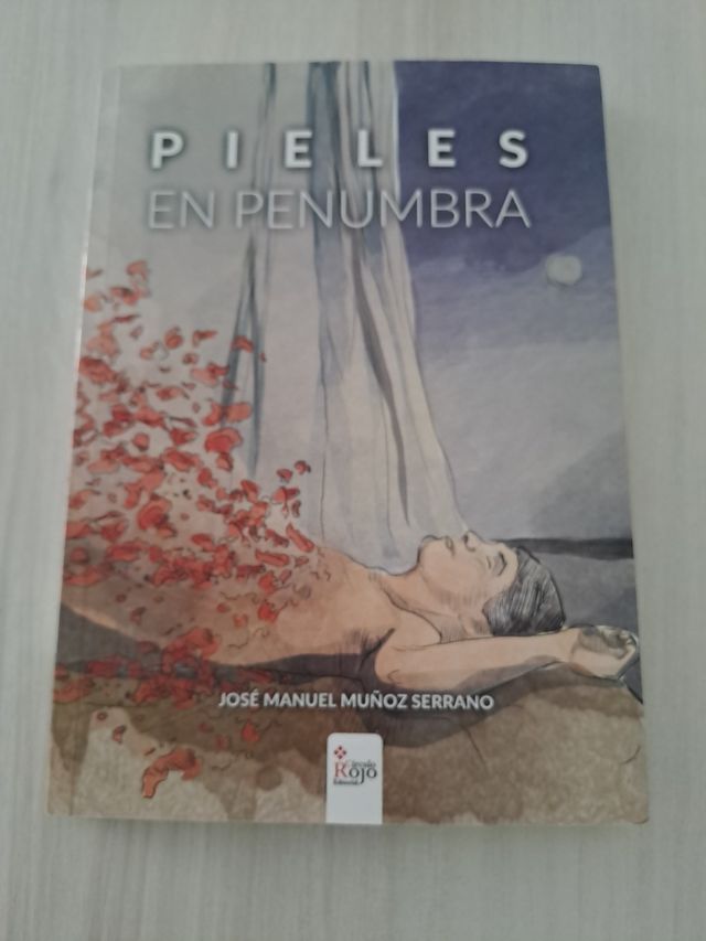 Libro pieles en penumbra círculo rojo