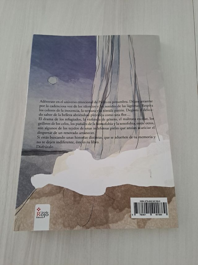 Libro pieles en penumbra círculo rojo