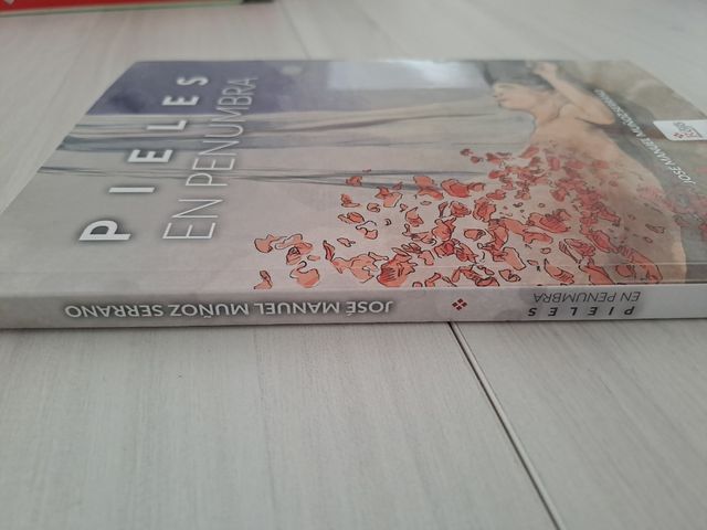 Libro pieles en penumbra círculo rojo