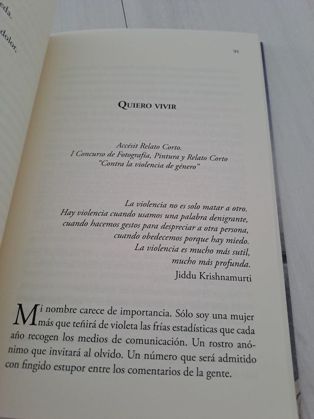 Libro pieles en penumbra círculo rojo