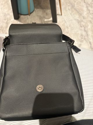 Bandolera lacost semi nueva 