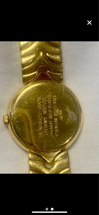 Reloj implesionanre todo con baño de oro 24K