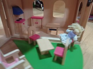 Casita de muñecas de madera