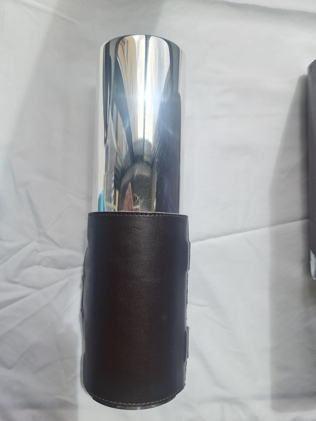 JARRON TUBO FLORERO DE ALPACA+CUERO MAESTRIA