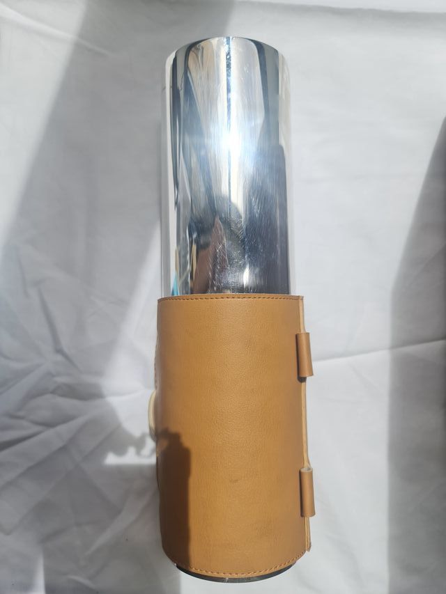 JARRON TUBO FLORERO DE ALPACA+CUERO MAESTRIA