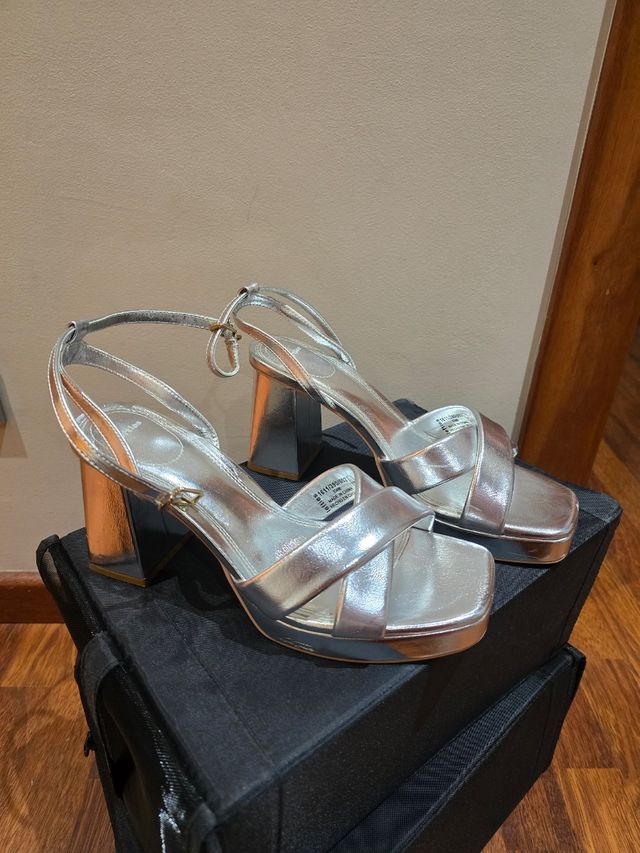 Zapato tacón plateado