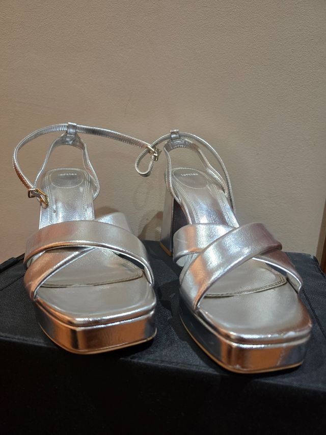 Zapato tacón plateado