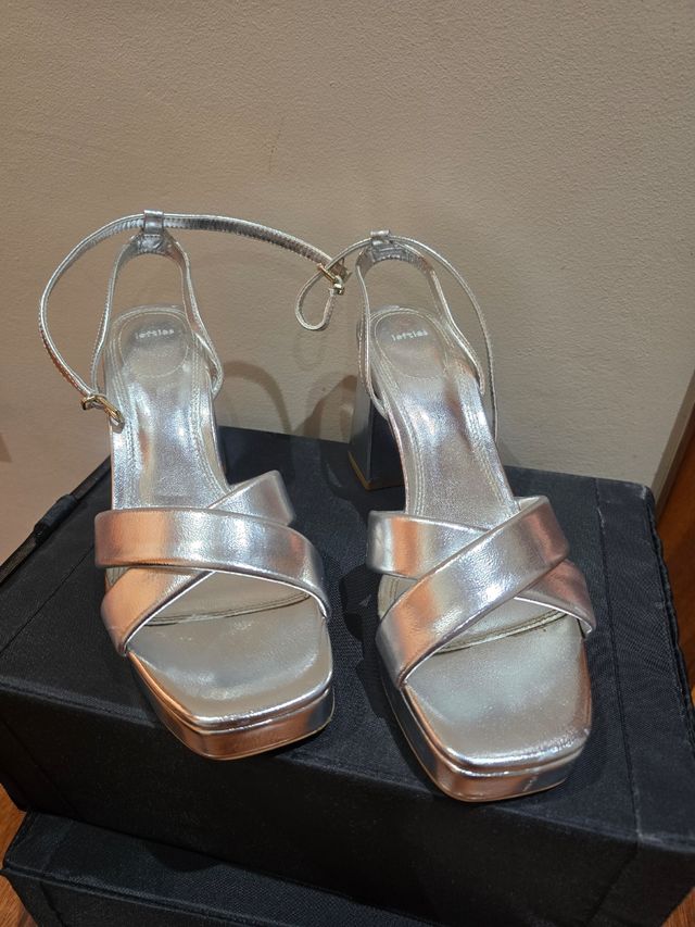 Zapato tacón plateado