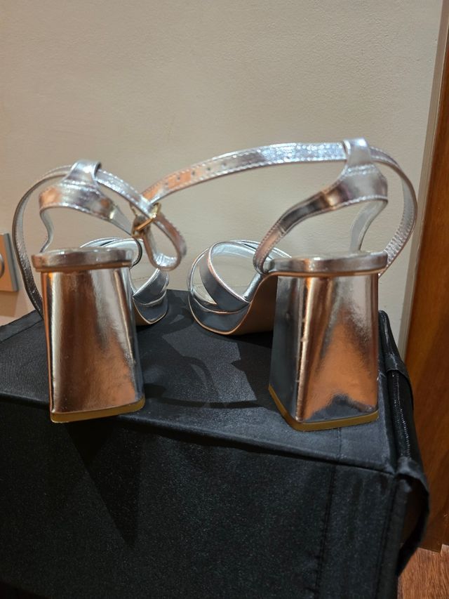 Zapato tacón plateado