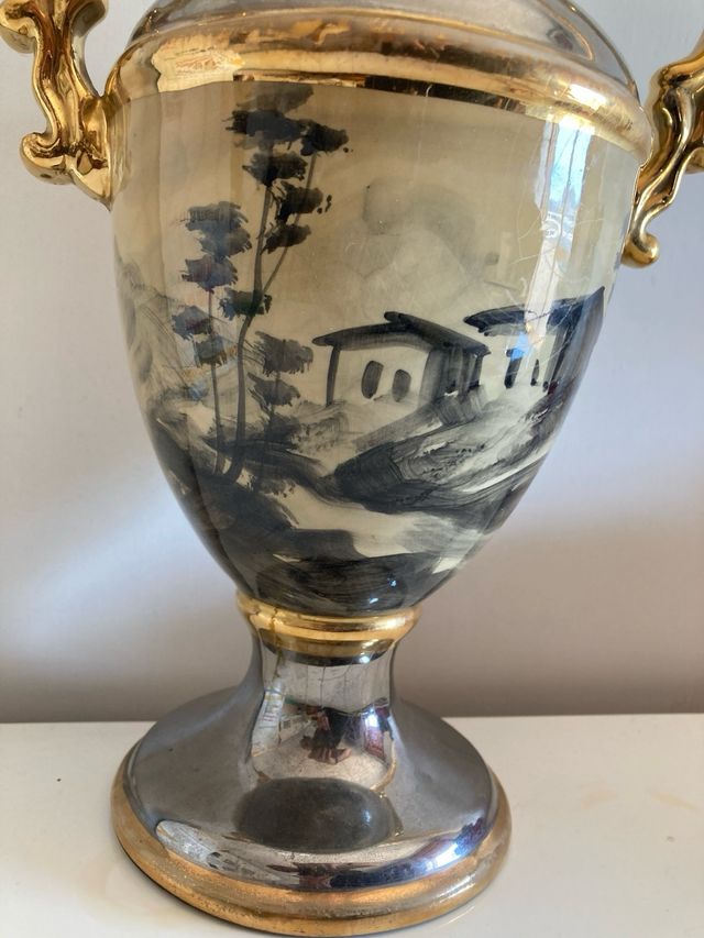 Vaso in Ceramica Argento e Oro – Paesaggio Dipinto a Mano – Anni ’50 – Stile Rococò
