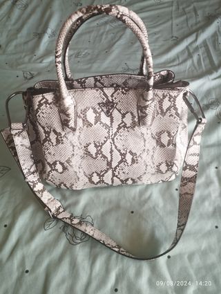 Bolso Guess con bandolera para cruzar