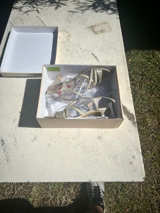 Zapatos de tacon de tiras color oro