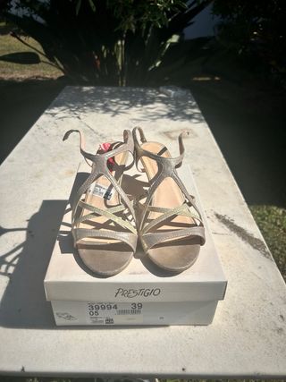 Zapatos de tacon de tiras color oro