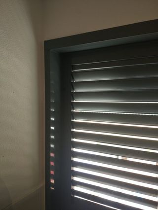Celosía de aluminio con lamas orientables