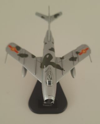 AVION P-40B + MiG-17 F