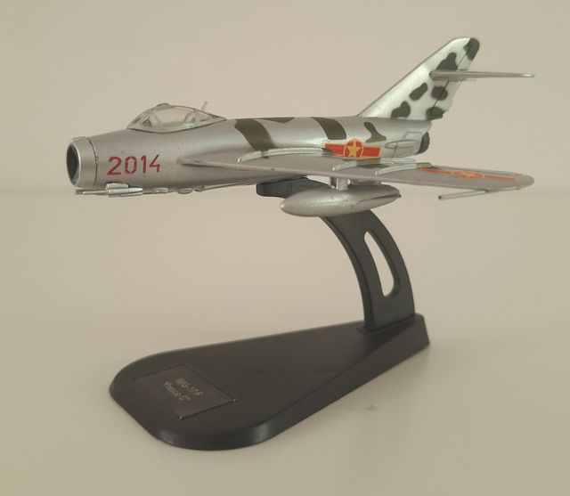 AVION P-40B + MiG-17 F