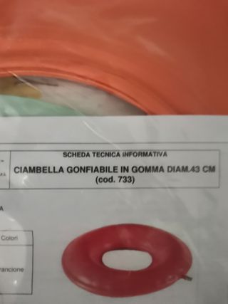 Ciambella gonfiabile di gomma. Diametro 43 cm.
